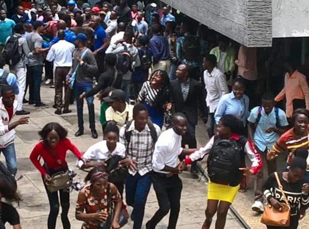 Kinshasa : tirs de gaz lacrymogènes contre les jets de pierres à l’UPN