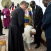 Paix au Soudan : en signe d’humilité, Pape François fait un baiser aux pieds de deux rivaux