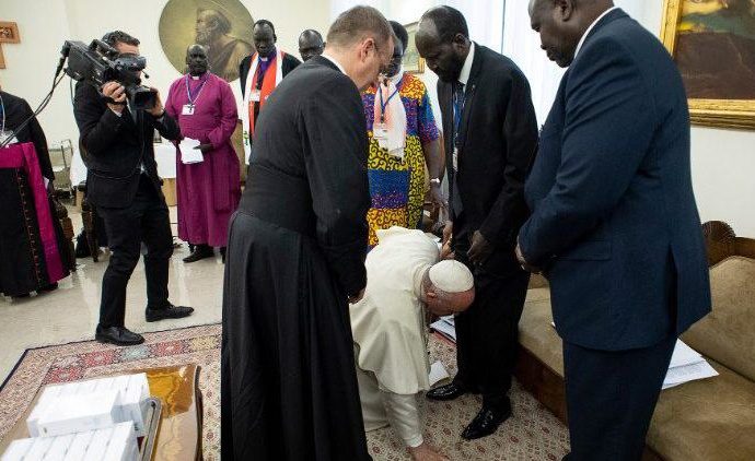 Paix au Soudan : en signe d’humilité, Pape François fait un baiser aux pieds de deux rivaux