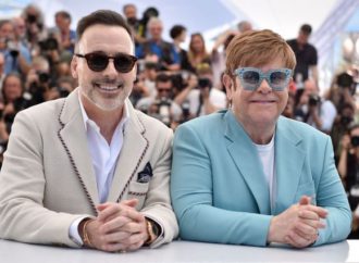 People : Elton John et son mari surgissent in extremis au photocall de « Rocketman »