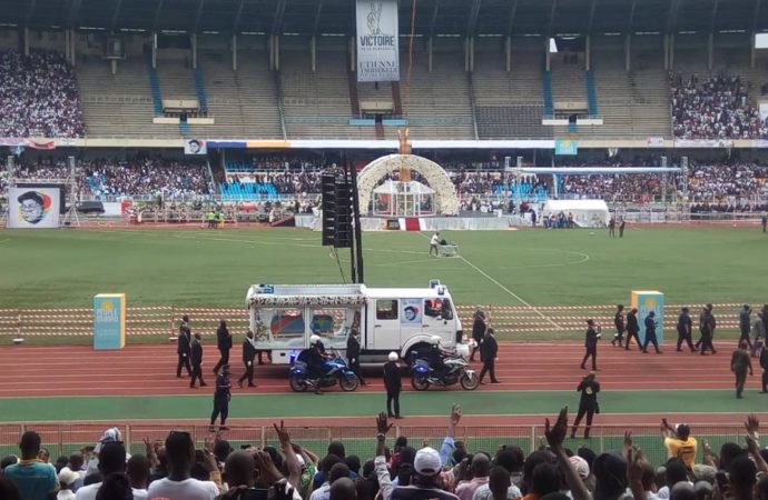 Kinshasa: le corps d’Etienne Tshisekedi vient d’arriver au stade des Martyrs