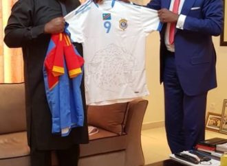 CAN-Egypte 2019 : Constant Omari présente le nouveau maillot des léopards au Président de la République