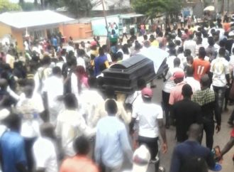Obsèques Etienne/ Mbuji-mayi : des milliers  de personnes avec un cercueil symbolique pour rendre hommage au sphinx