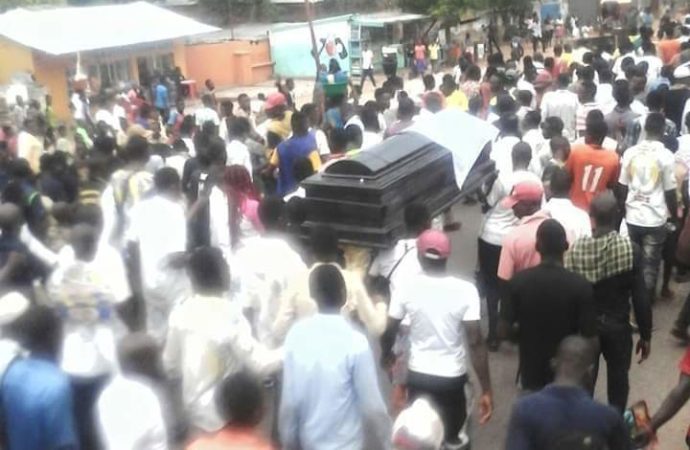 Obsèques Etienne/ Mbuji-mayi : des milliers  de personnes avec un cercueil symbolique pour rendre hommage au sphinx