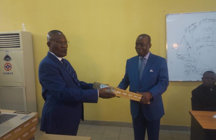 ISC/Kinshasa : le corps professoral doté des outils informatiques sous l’impulsion du DG Mbangala