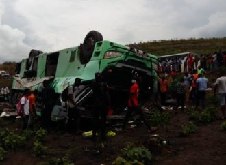 Accident de Mbanza-Ngungu : le Gouvernement central s’organise pour offrir des obsèques dignes aux victimes, déclare Steve Mbikayi
