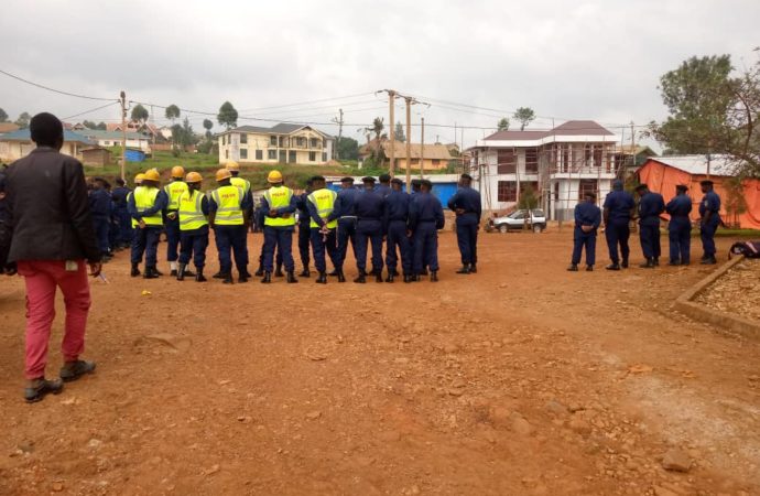 Nord-Kivu : la police de Butembo présente 3 présumés mai-mai à la presse