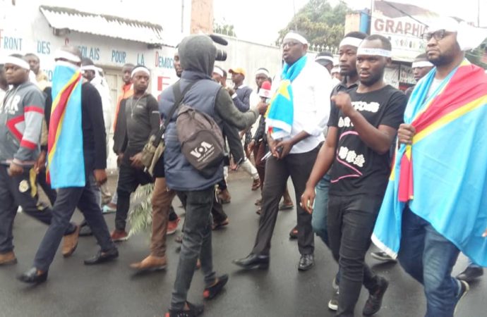 Kinshasa :la police tire des gaz lacrymogènes pour disperser les militants