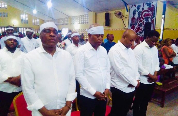 Marche de Lamuka : Bandeau blanc autour de la tête, Martin Fayulu et Adolphe Muzito sont aux premières loges