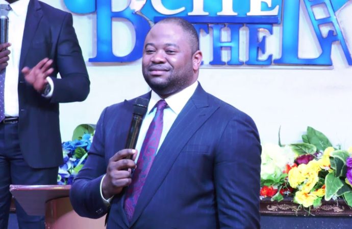 Dans son culte de ce dimanche, Moïse Mbiye répond aux accusations d’abus sexuels contre lui