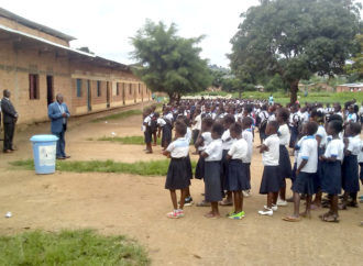 Lomami : la société civile désapprouve l’autorisation de fonctionnement de nouvelles écoles du ministre Willy Bakonga