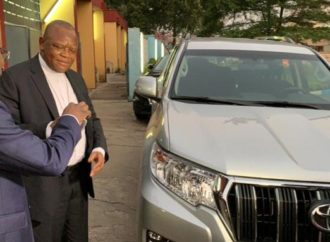 RDC : en remettant une jeep au Cardinal catholique, le clan Kabila honore sa promesse