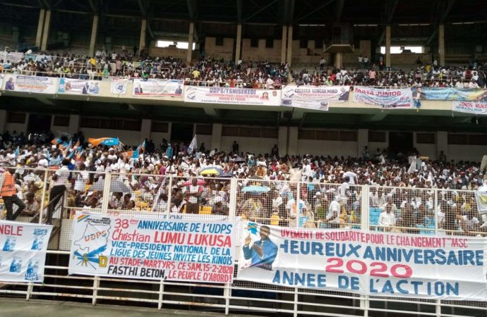 Stade des martyrs : Évêque Pascal Mukuna fait son entrée sous les ovations du public