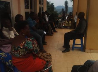 Butembo : les agents de la mairie en sit-in  devant l’hôtel de Ville pour réclamer les six mois d’arriérés de salaire