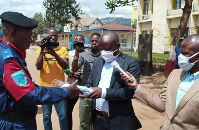 Sud-Kivu: le gouvernement provincial remet à la Police un lot de matériels de prévention contre le Coronavirus