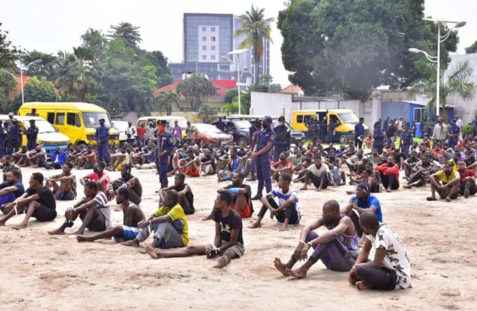 Kinshasa : 20 bandits armés et 379 inciviques (Kulunas) présentés au gouverneur Gentiny Ngobila par la Police
