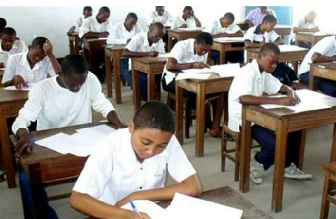 RDC : « Que les étudiants et les élèves ne pensent pas qu’il y aura une année blanche » (Eteni Longondo, ministre de la santé)