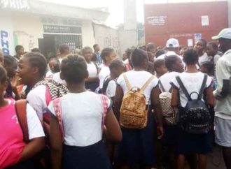 Kinshasa- Marche SYECO-SYNECAT : quelques élèves du Lycée Bolingani réprimés par les éléments de la police lors du sit-in