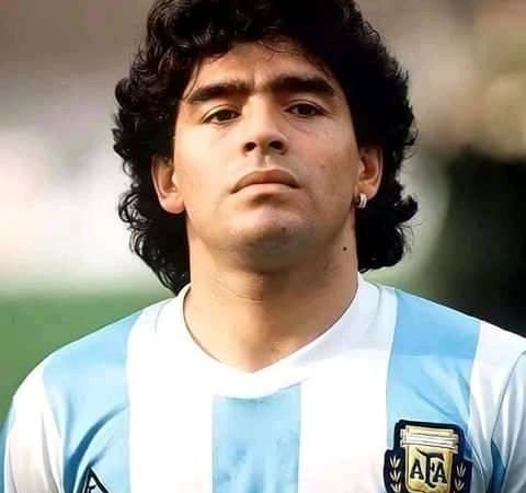 Urgent: Diego Maradona est décédé. la star du ballon rond s’en est allé à l’âge de 6O ans