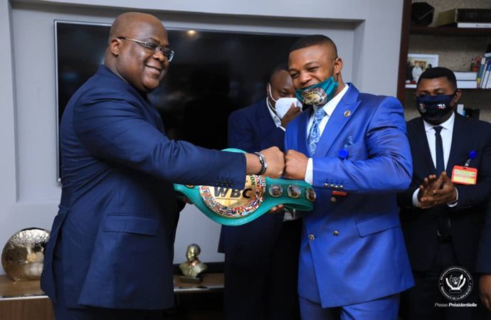 RDC-Boxe: Ilunga Makabu a présenté à Félix Tshisekedi  sa ceinture qu’il a conservée après avoir battu le Nigérian Olanrewaju Durodola