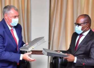 Crise humanitaire au Nord-Kivu : le ministre des Finances et l’Ambassadeur de la France signent une convention de financement estimée à 10,8 millions USD