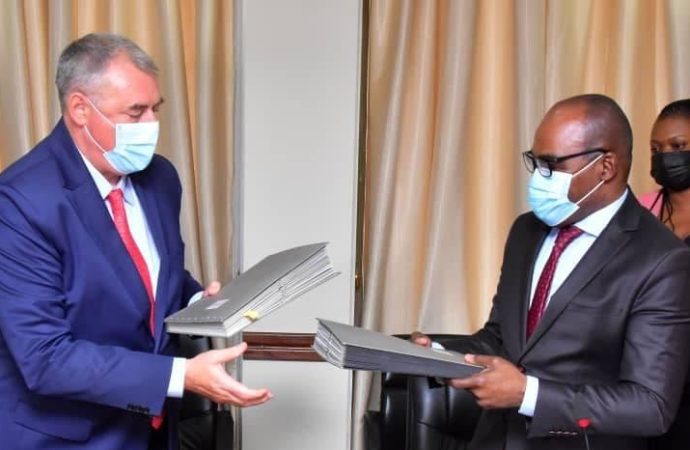 Crise humanitaire au Nord-Kivu : le ministre des Finances et l’Ambassadeur de la France signent une convention de financement estimée à 10,8 millions USD