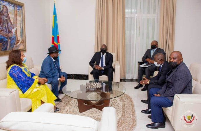 RDC : Gabriel Kyungu remet la contribution des élus du Haut-Katanga à Sama Lukonde pour soutenir les sinistrés de Goma et les FARDC