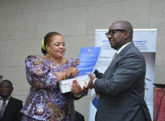 Sama Lukonde a remis à la Ministre de la Culture, Arts et Patrimoines, le répertoire et la cassette des échantillons des biens culturels de la RDC détenus par la Belgique