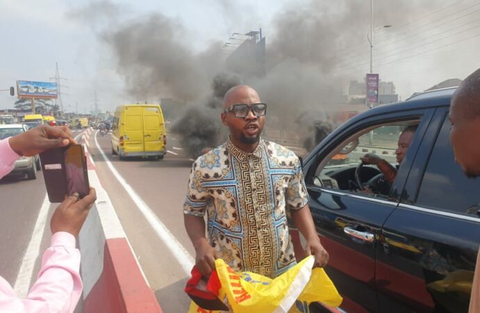 Kinshasa : les partisans de Kabund brûlent des pneus en signe de protestation