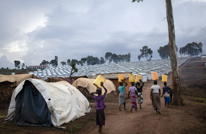 Tensions FARDC-M23 : près de 300.000 personnes déplacées en février par les violences, indique le HCR