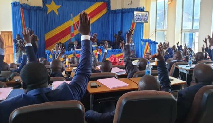 Sud-Kivu : aussitôt réhabilité, le gouverneur Théo Ngwabidje visé par une nouvelle motion de censure
