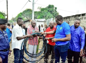 Kinshasa-N’Sele:  Auguy Kalonji offre 110 mètres des câbles électriques au quartier Terre jaune